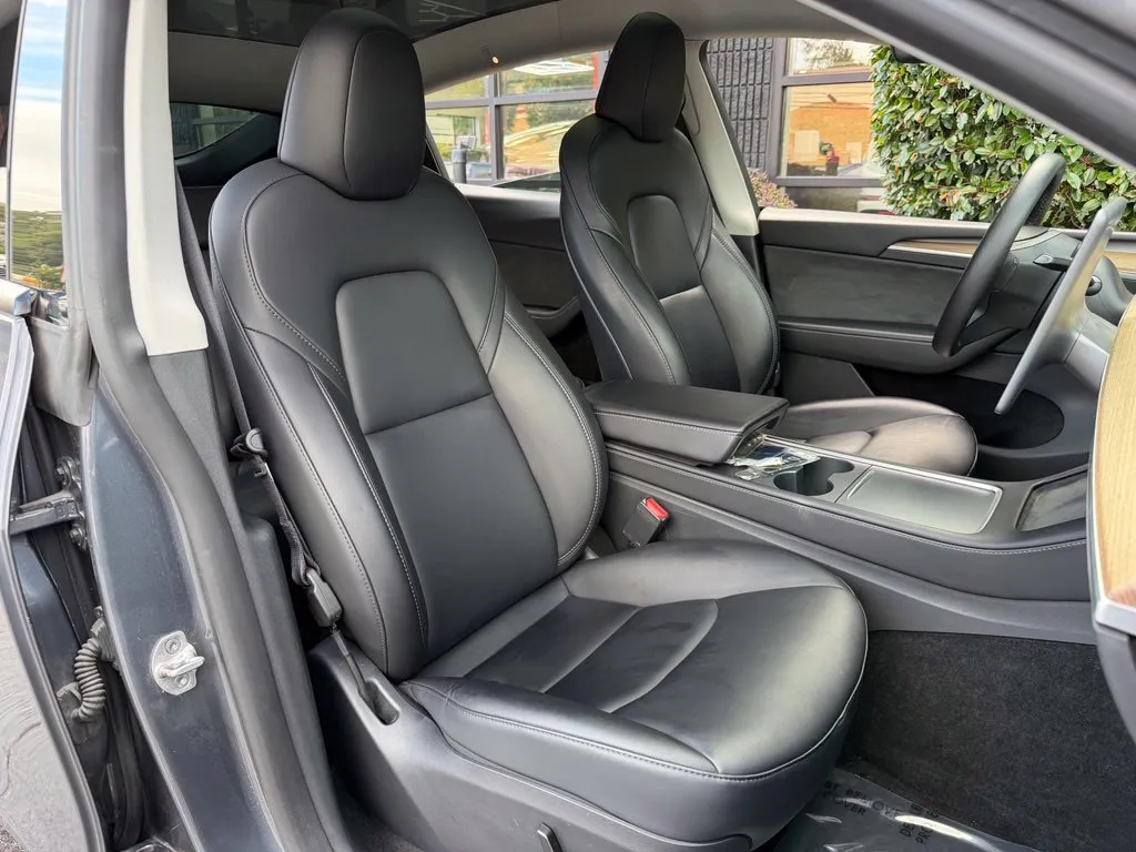 Tesla Model Y photo 34