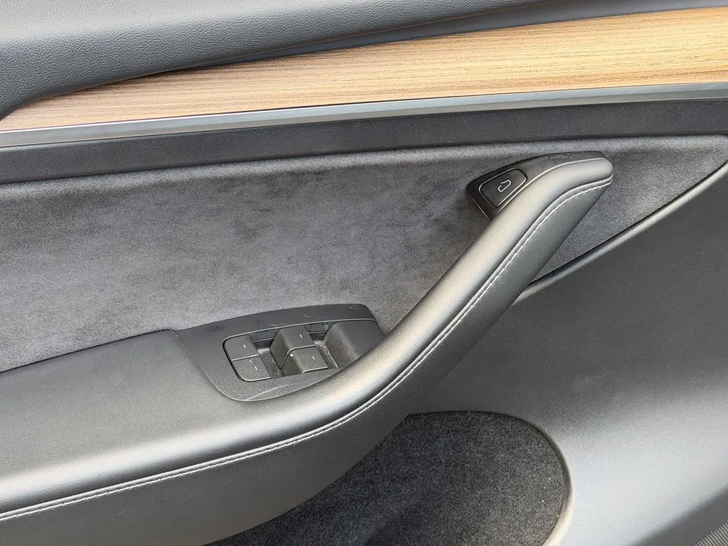 Tesla Model Y photo 29