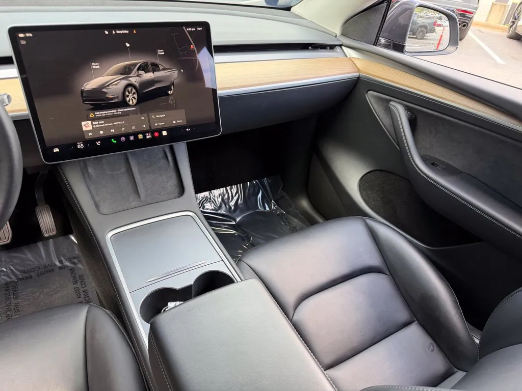Tesla Model Y photo 42