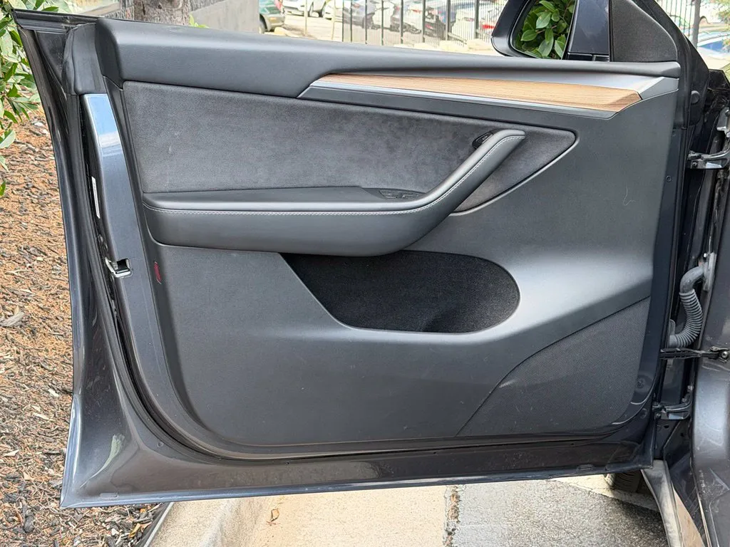 Tesla Model Y photo 28