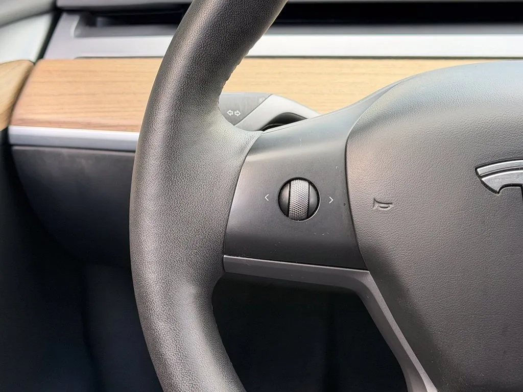 Tesla Model Y photo 44