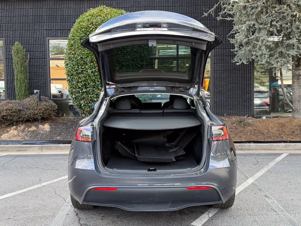 Tesla Model Y photo 17