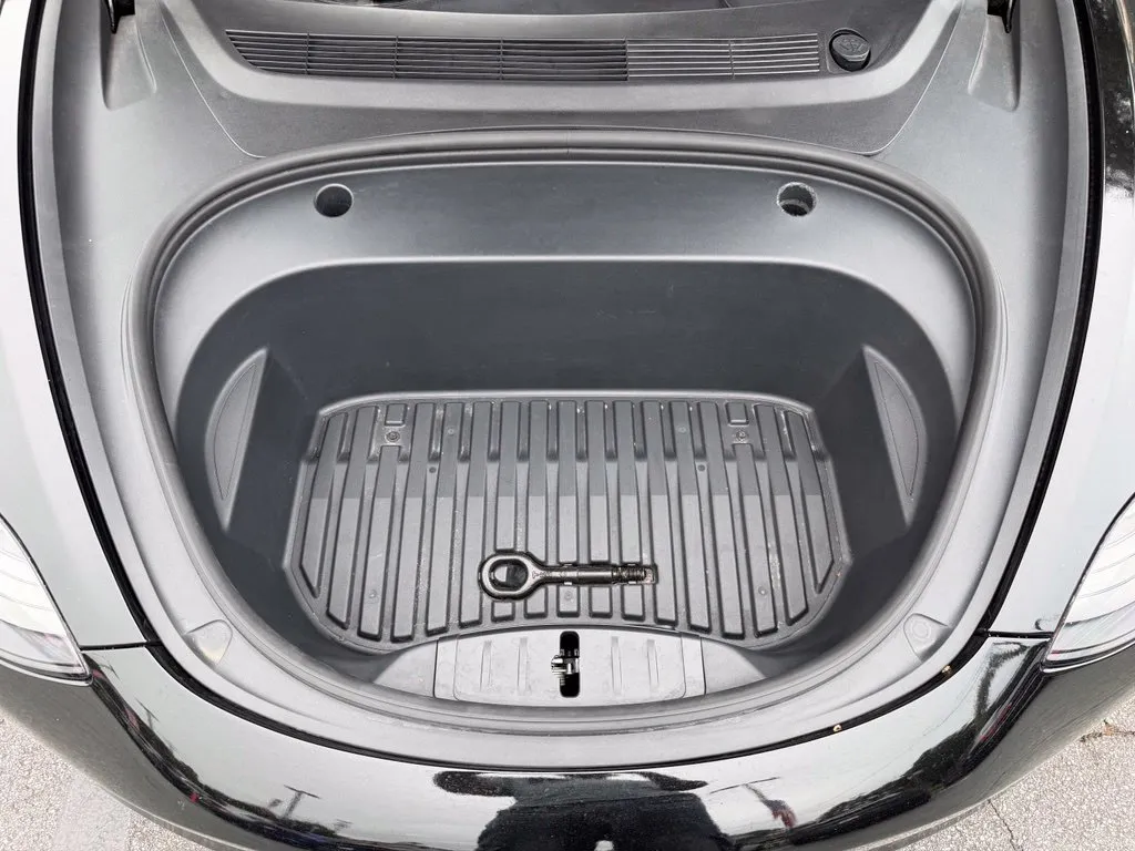 Tesla Model 3 photo 6