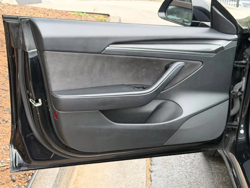 Tesla Model 3 photo 28