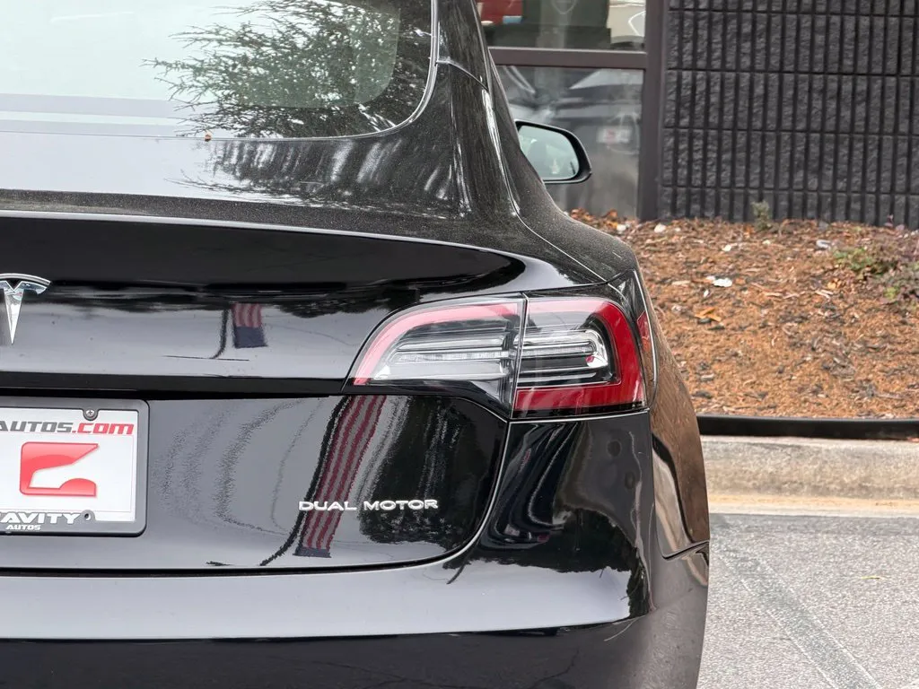 Tesla Model 3 photo 16