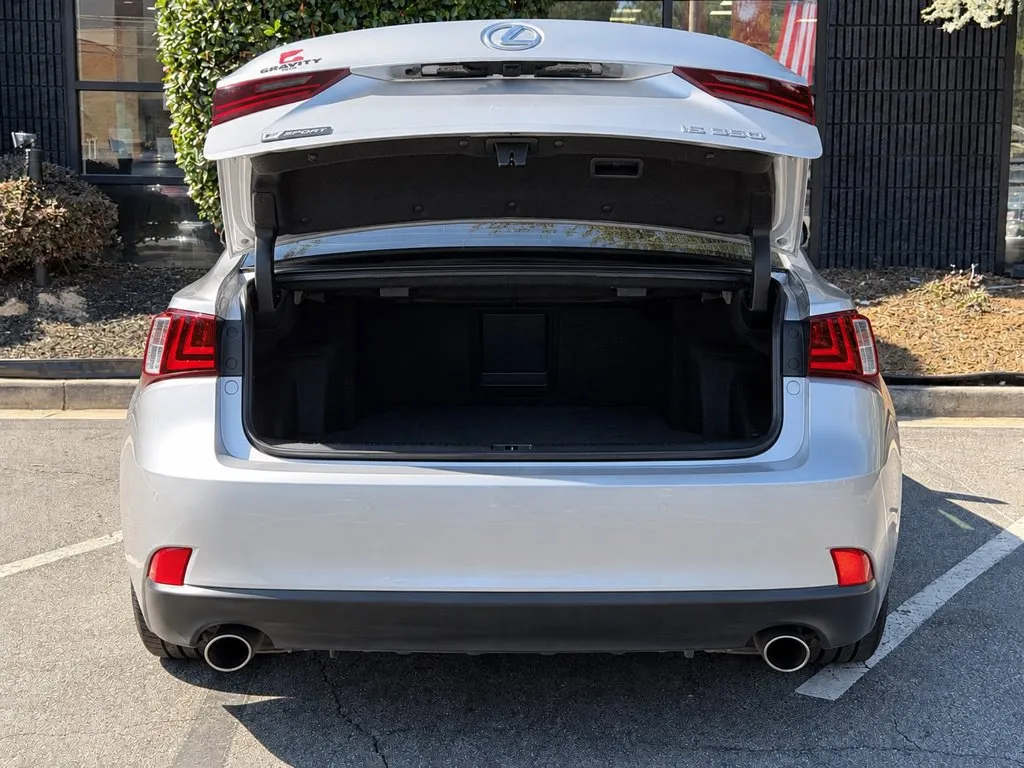 Lexus IS photo 17