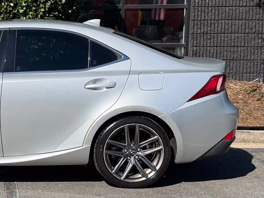 Lexus IS photo 11