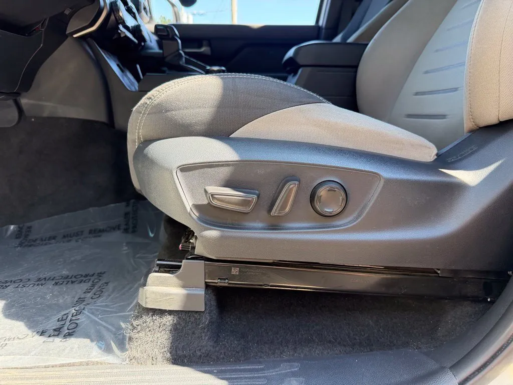 Toyota Tacoma photo 26