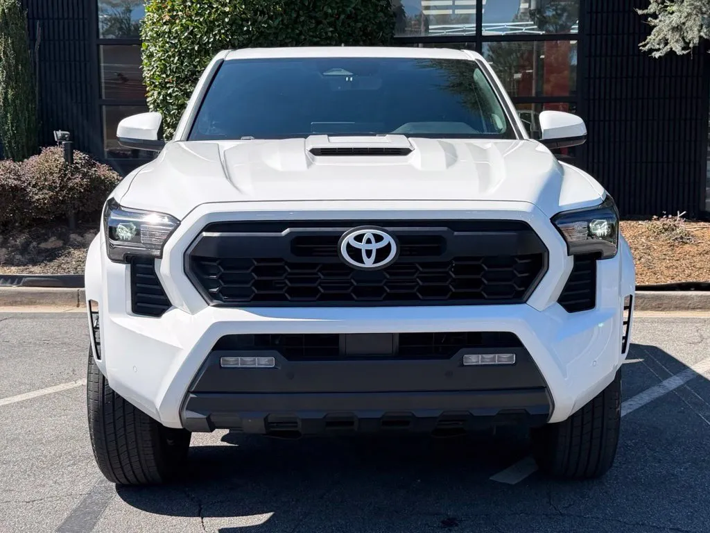 Toyota Tacoma photo 3