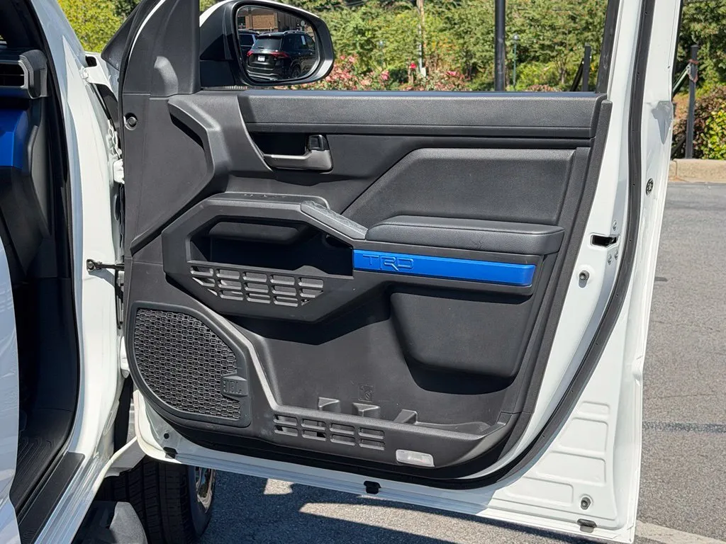 Toyota Tacoma photo 36