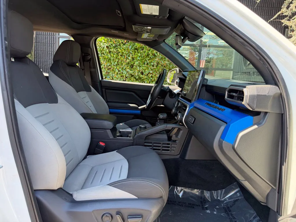 Toyota Tacoma photo 33