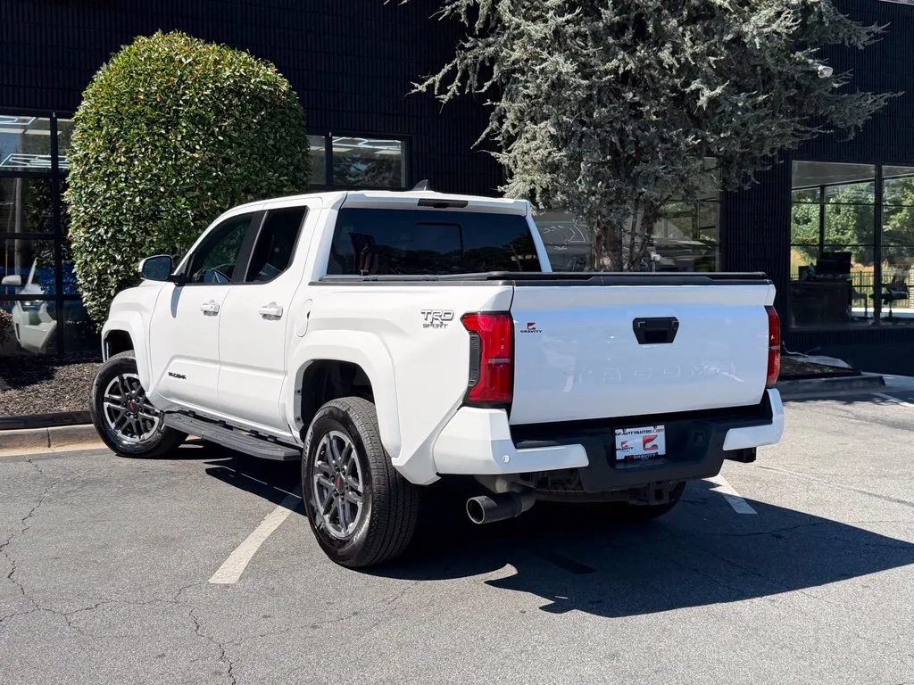 Toyota Tacoma photo 18