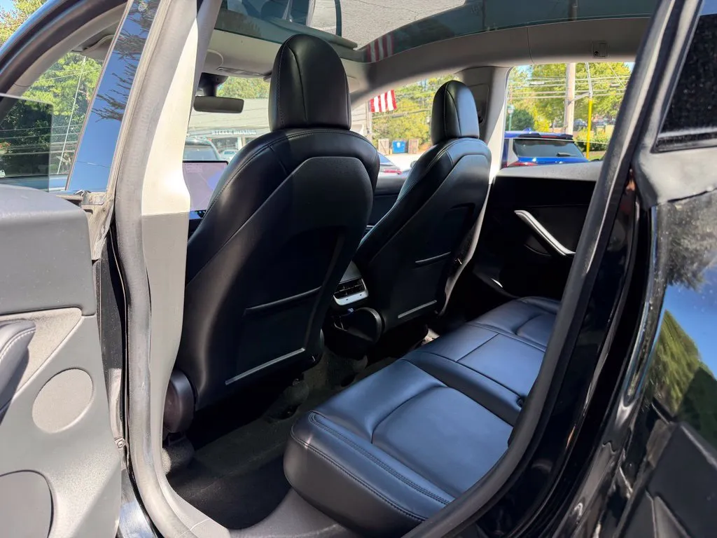 Tesla Model Y photo 31