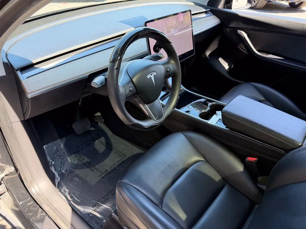 Tesla Model Y photo 24