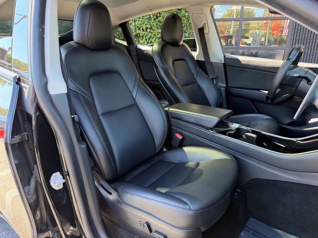 Tesla Model Y photo 35