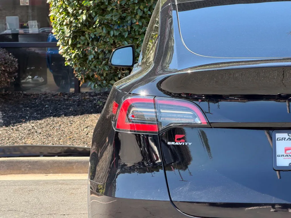 Tesla Model Y photo 15