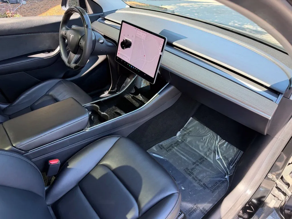 Tesla Model Y photo 33