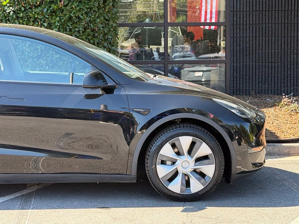 Tesla Model Y photo 23