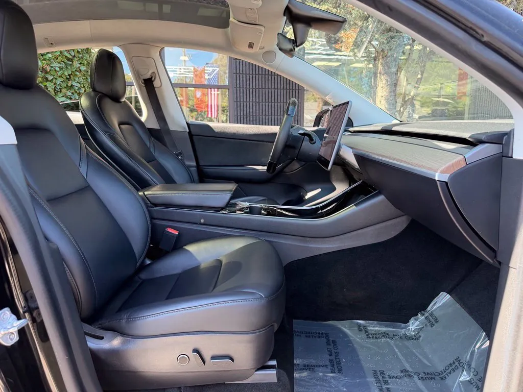 Tesla Model Y photo 34