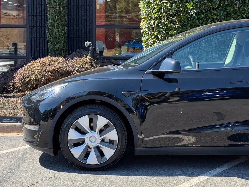 Tesla Model Y photo 10
