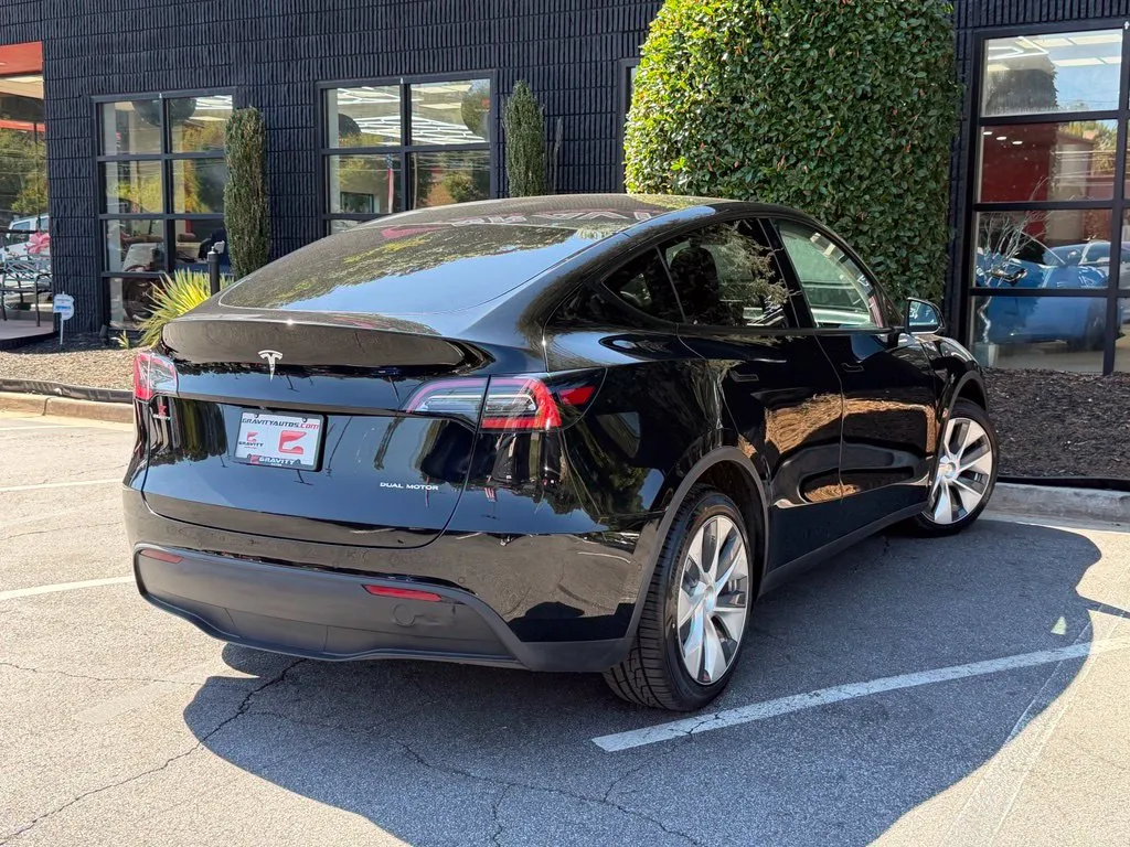 Tesla Model Y photo 12