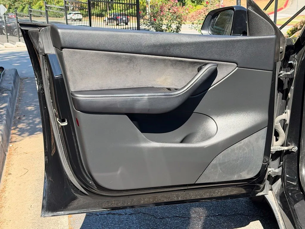 Tesla Model Y photo 28