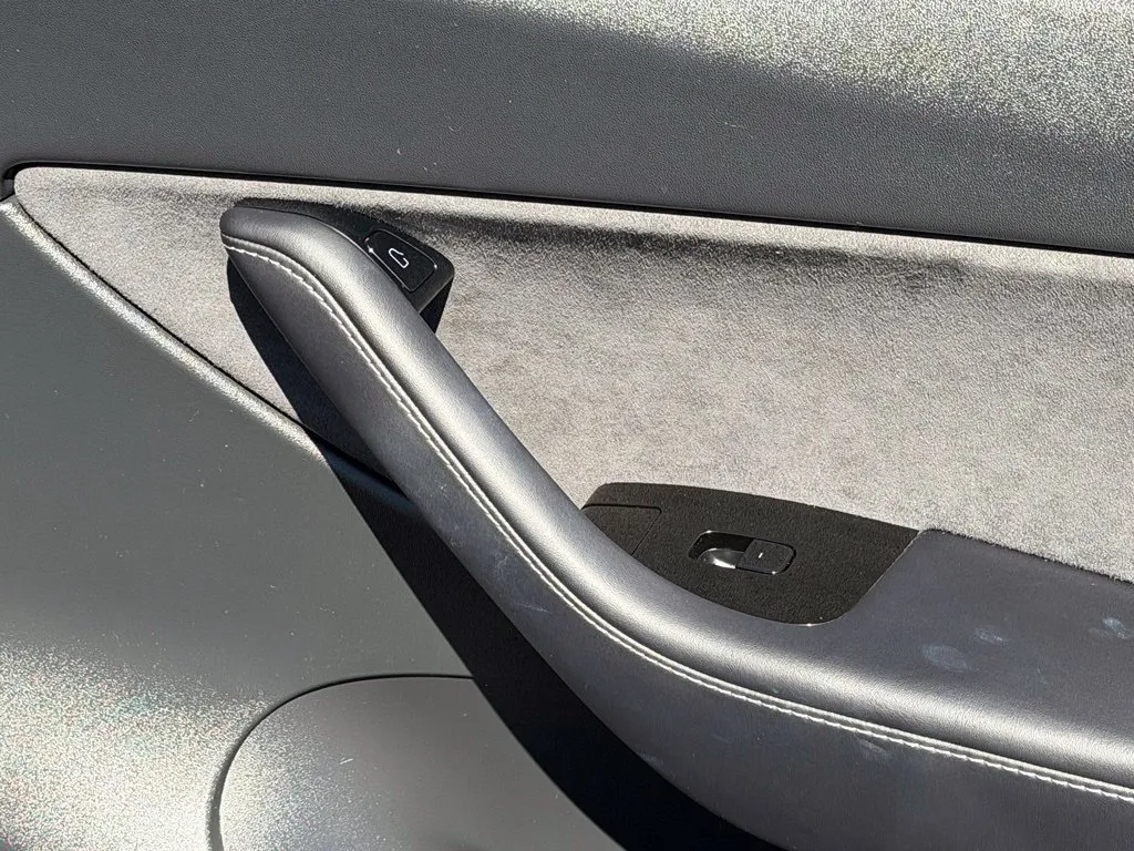 Tesla Model Y photo 38