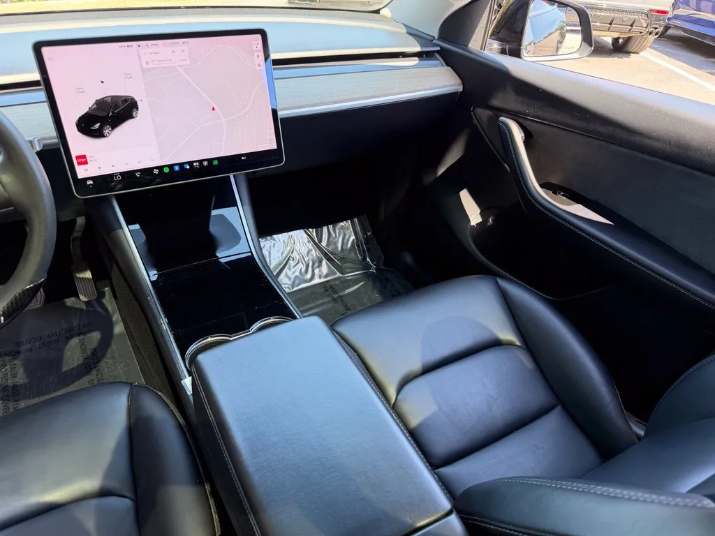 Tesla Model Y photo 43