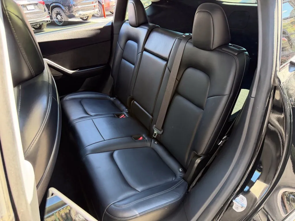 Tesla Model Y photo 32