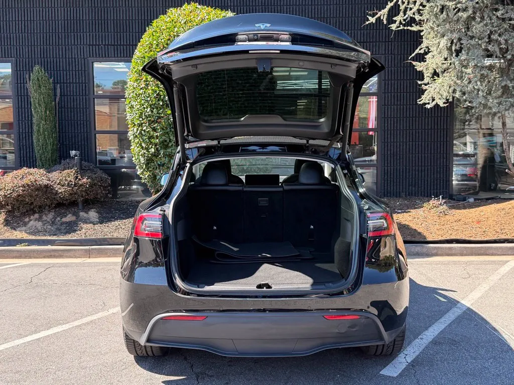 Tesla Model Y photo 17