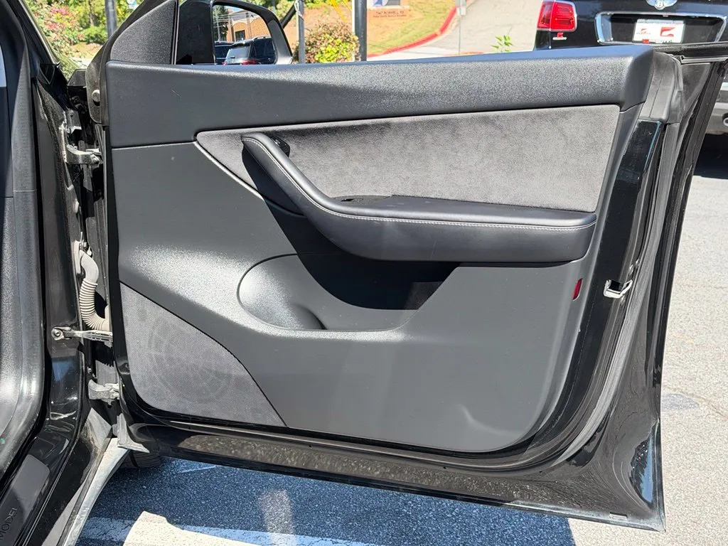 Tesla Model Y photo 37
