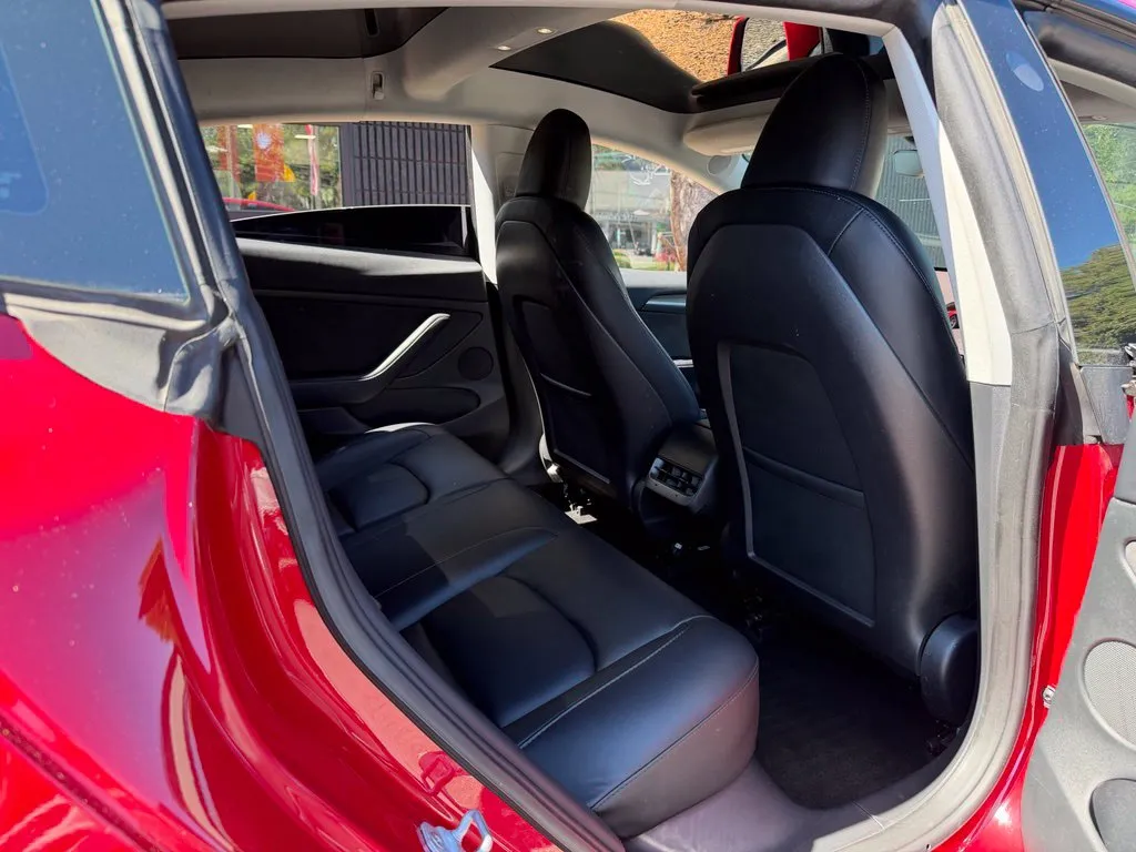 Tesla Model 3 photo 37