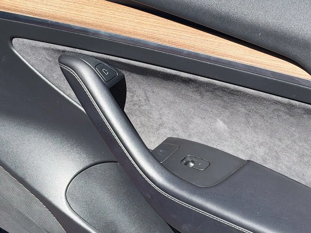 Tesla Model 3 photo 36