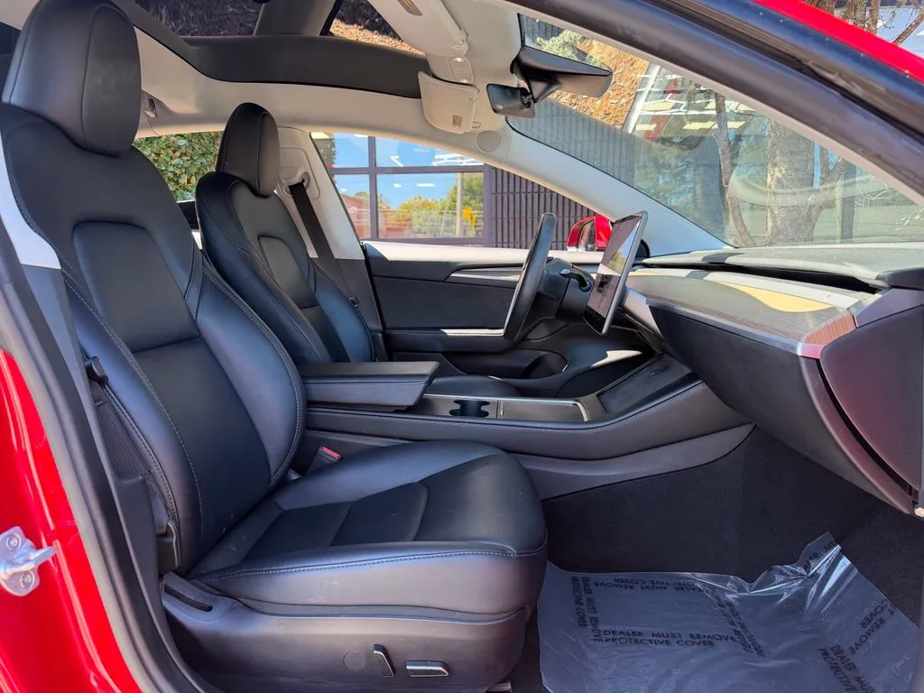 Tesla Model 3 photo 32