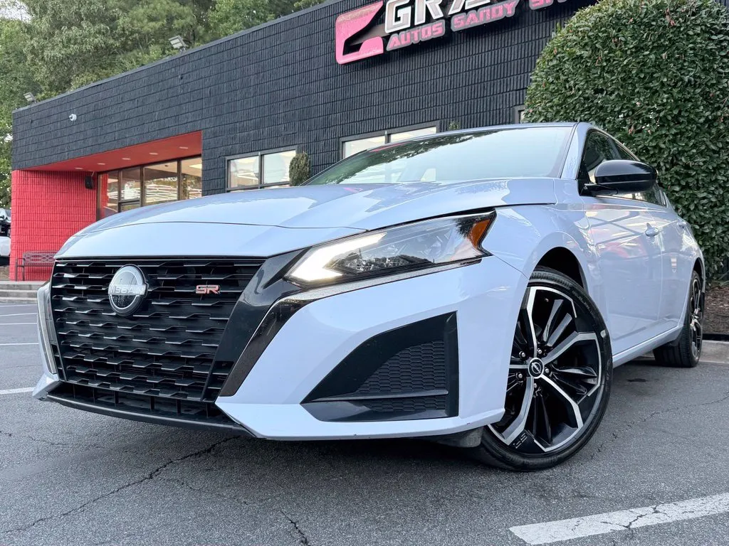 Nissan Altima photo 2