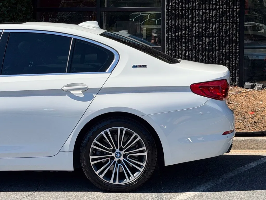 BMW 5 Series photo 11