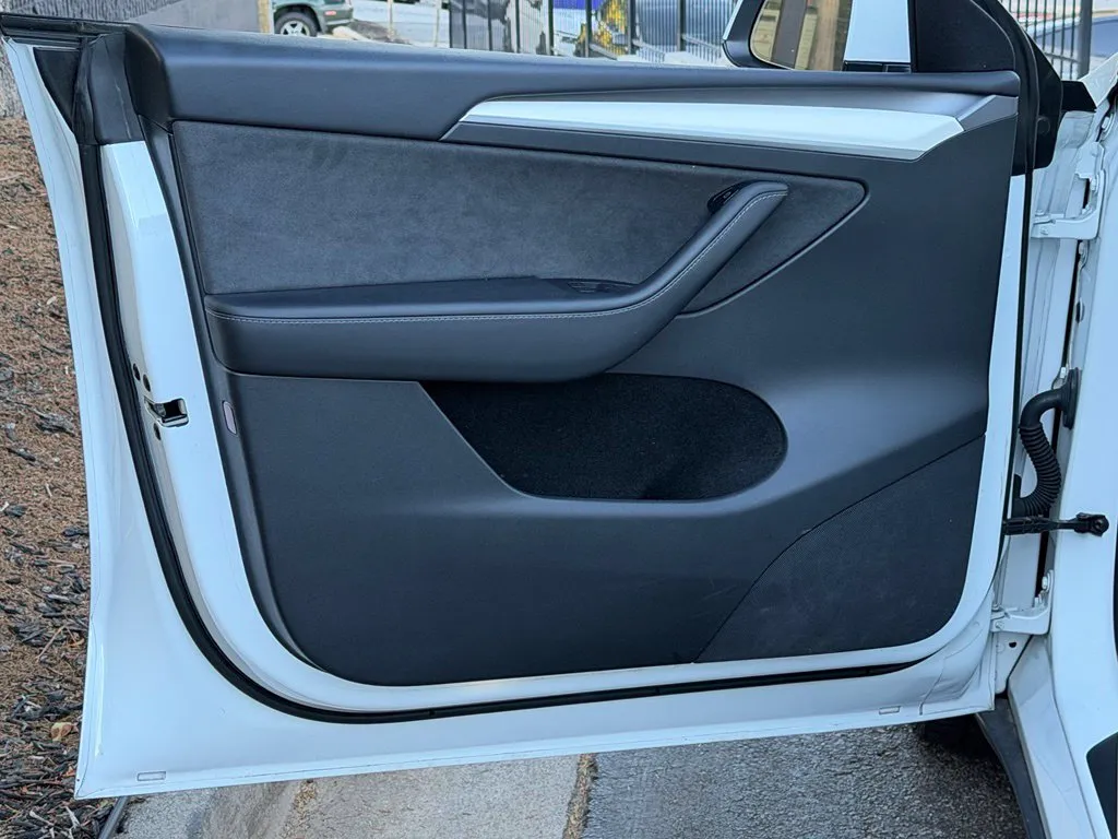 Tesla Model Y photo 28