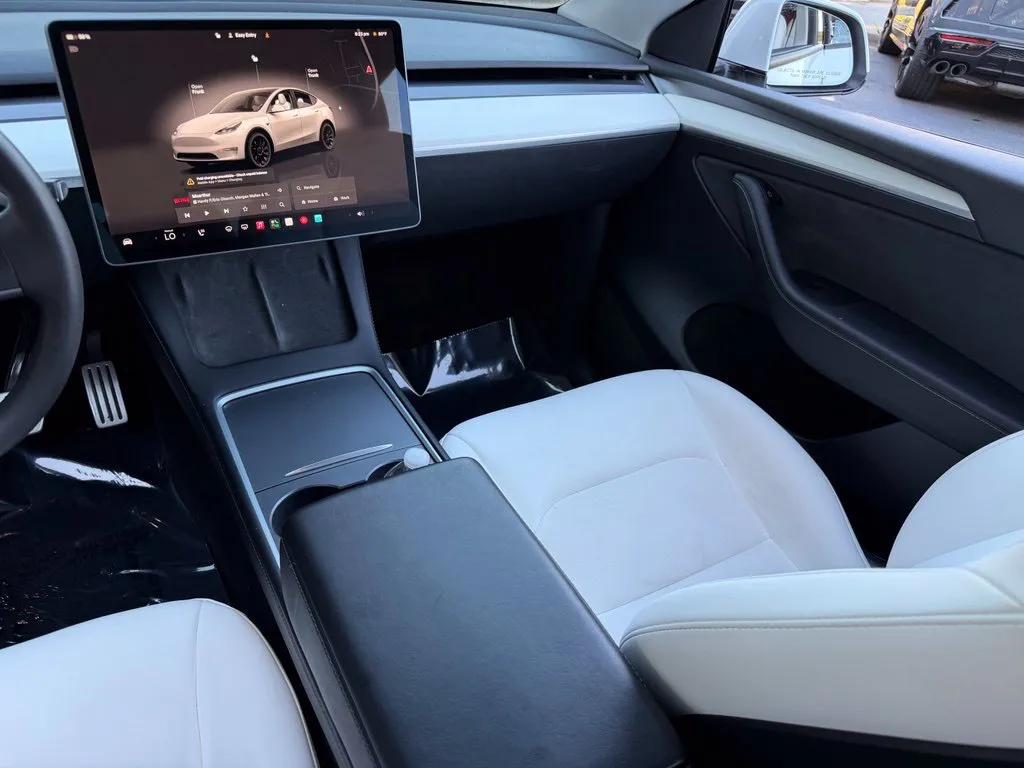 Tesla Model Y photo 42