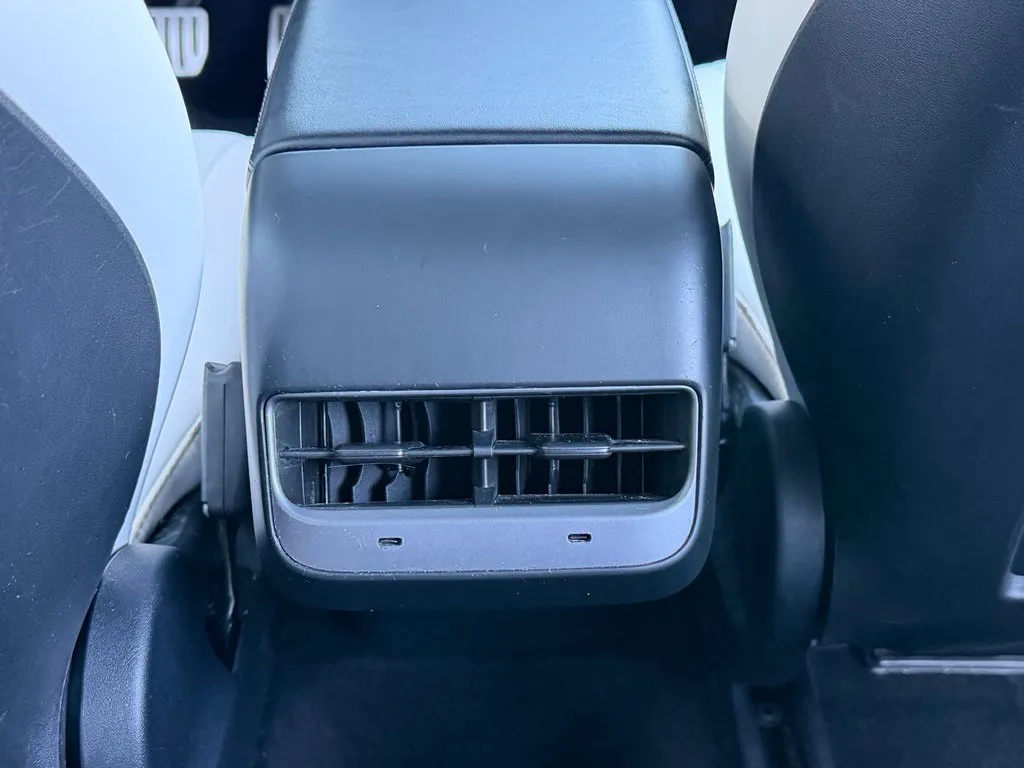 Tesla Model Y photo 49