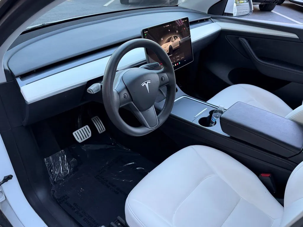 Tesla Model Y photo 24