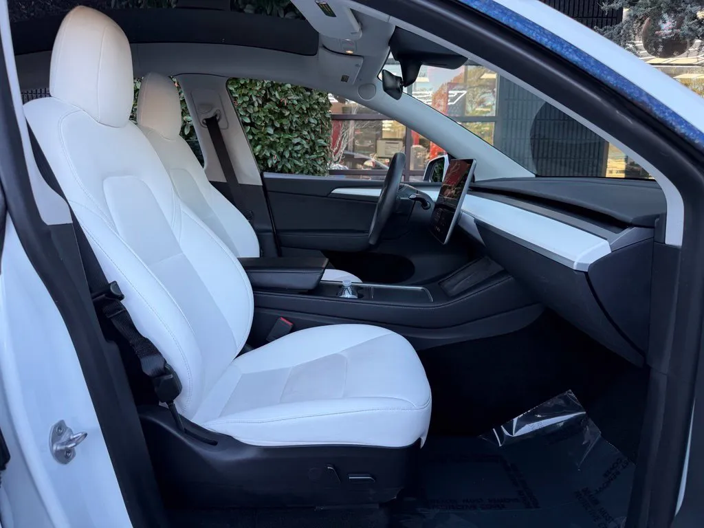 Tesla Model Y photo 33