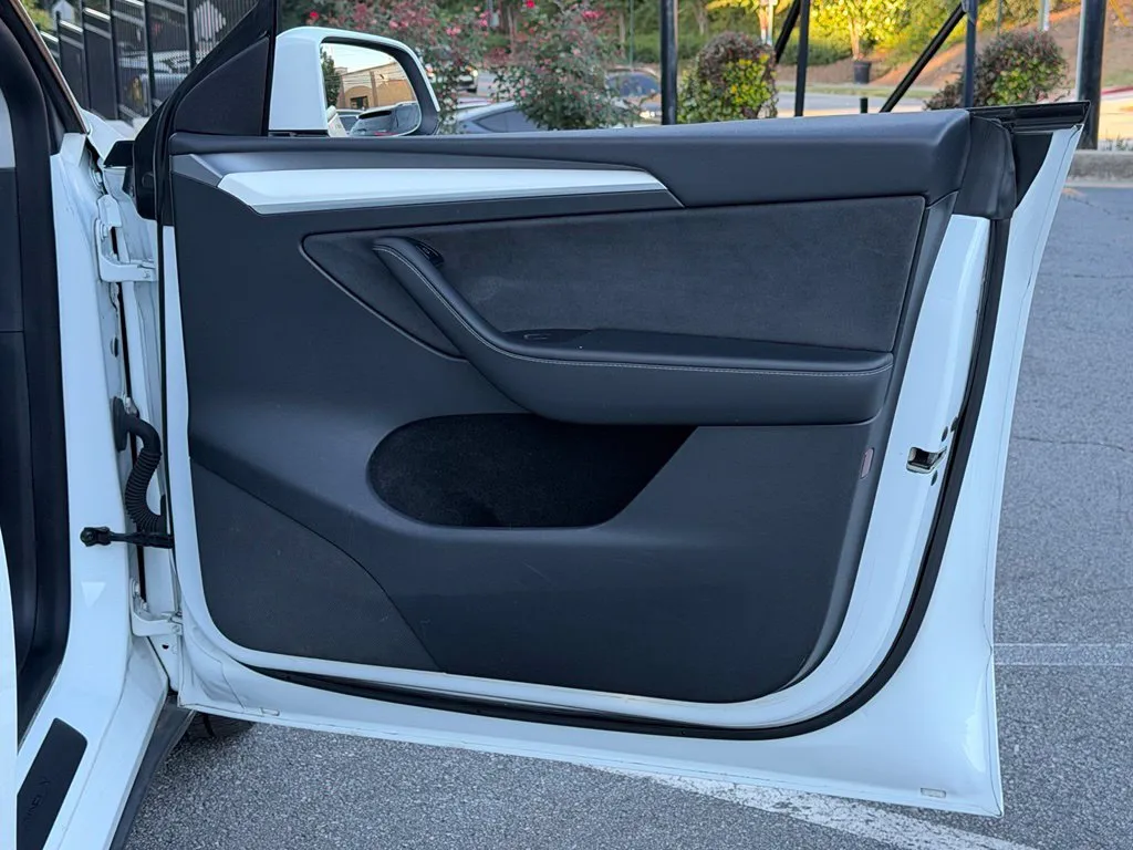 Tesla Model Y photo 36