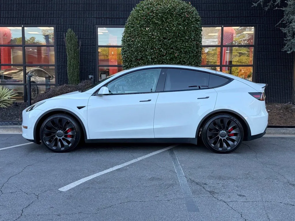 Tesla Model Y photo 9