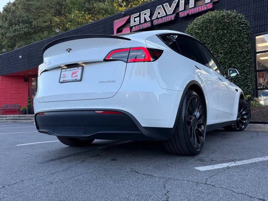 Tesla Model Y photo 13