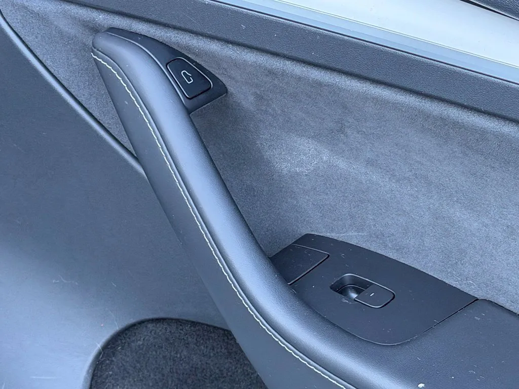 Tesla Model Y photo 37