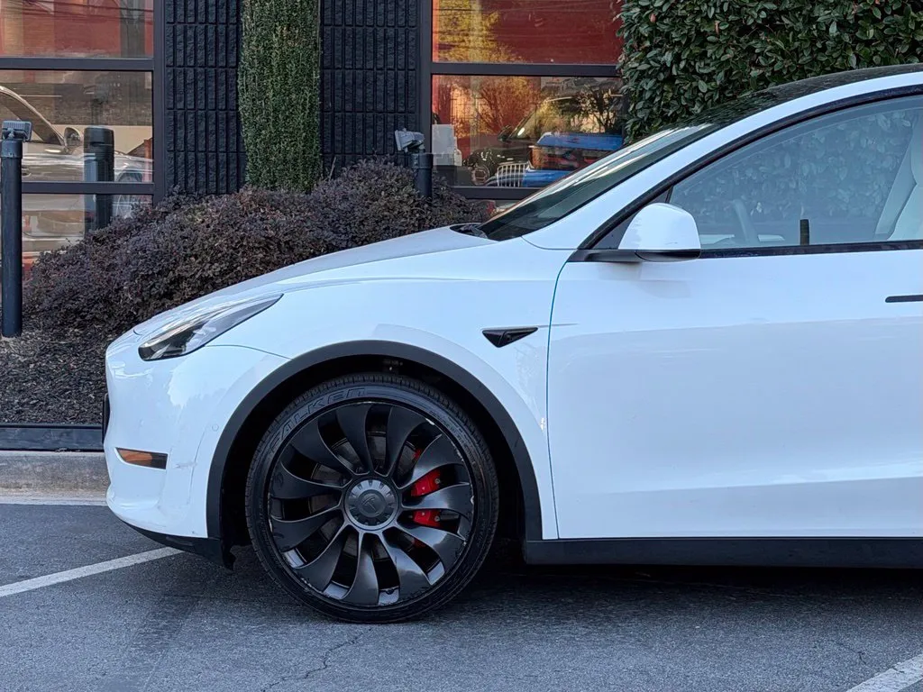 Tesla Model Y photo 10