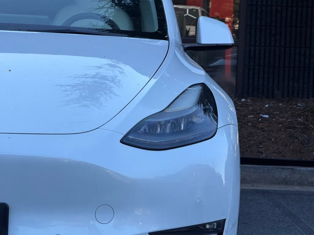 Tesla Model Y photo 5