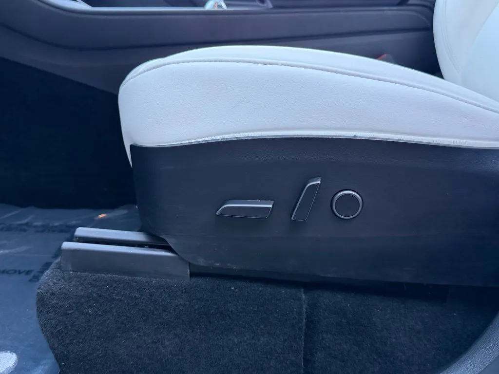 Tesla Model Y photo 27