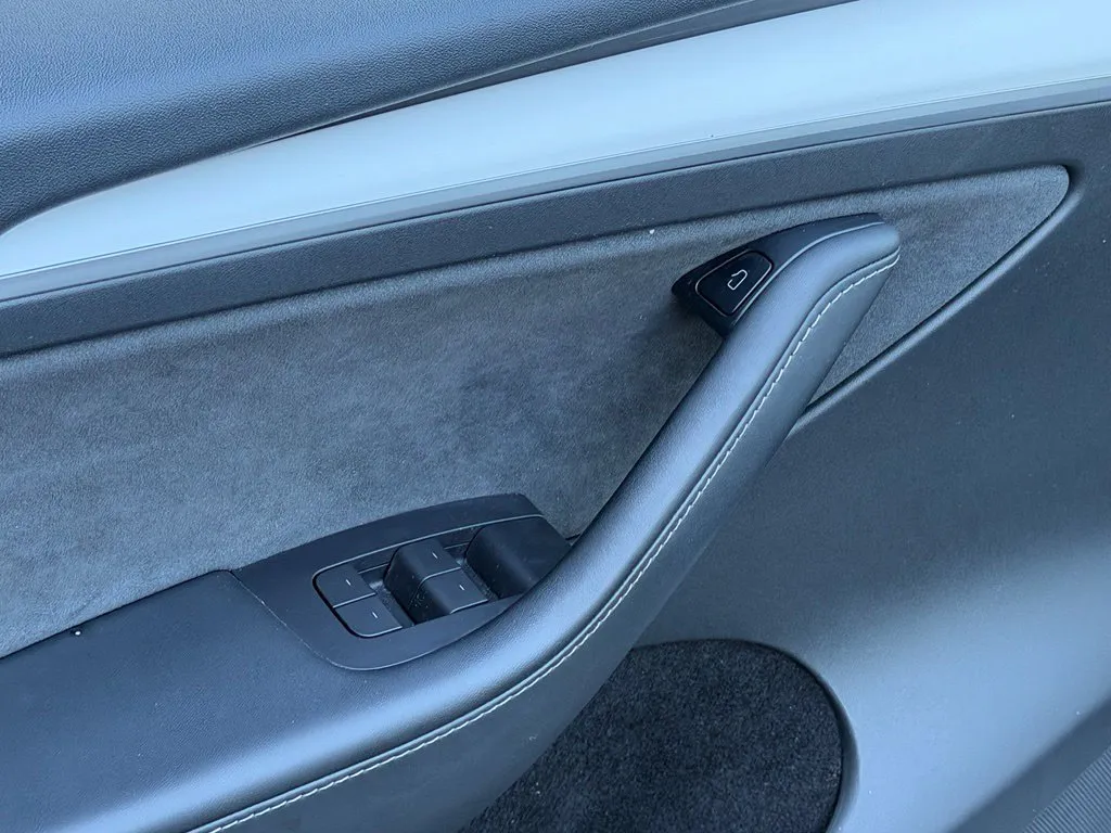 Tesla Model Y photo 29