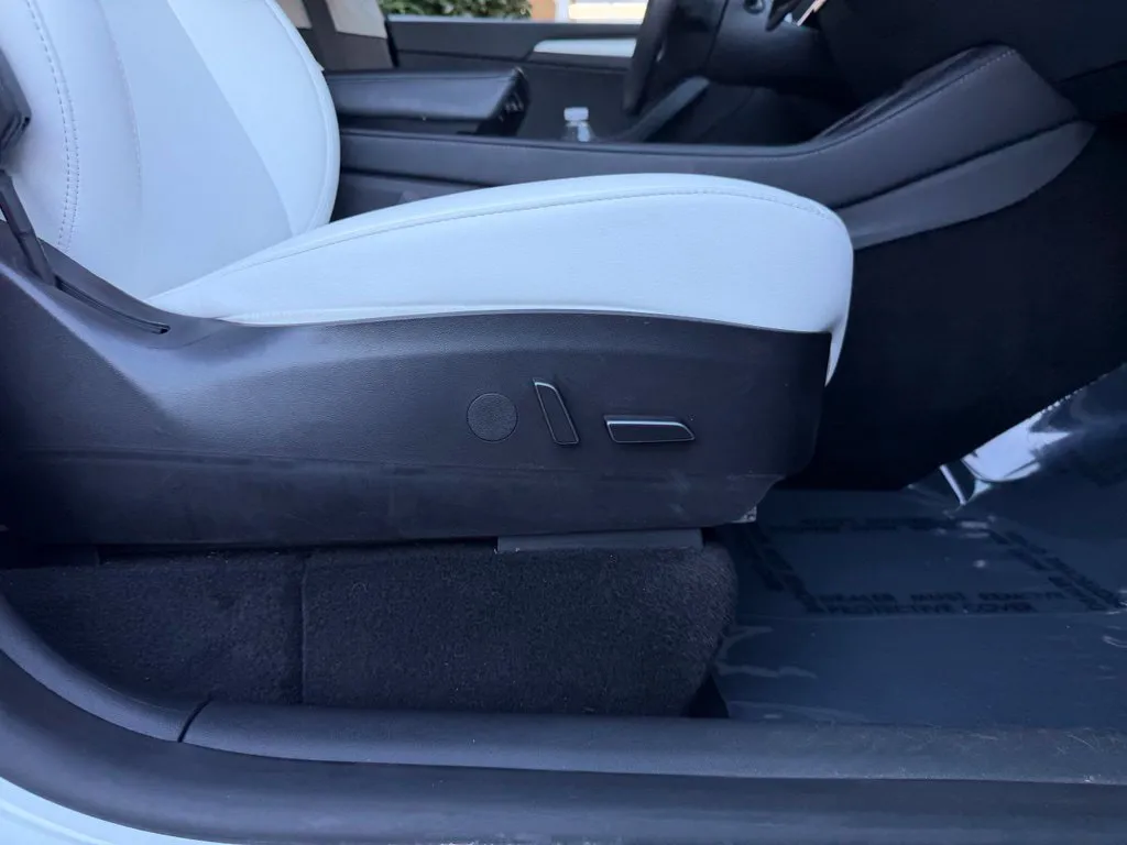 Tesla Model Y photo 35